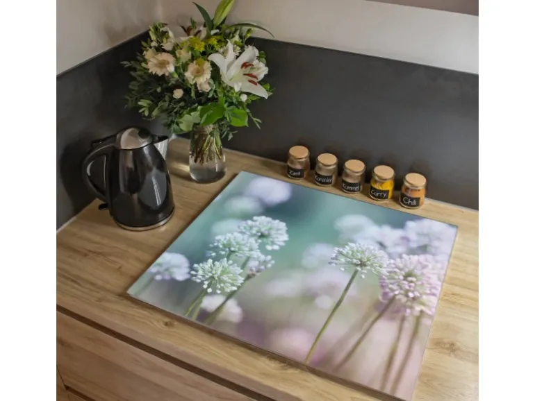 Banjado Herdabdeckplatte Glas 1 Teilig 60x52CM Schneidebrett Herdabdeckung Mit Motiv Lauchblüte