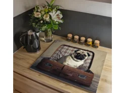 Banjado Herdabdeckplatte Glas 1 Teilig 60x52CM Schneidebrett Herdabdeckung Mit Motiv Mops Im Koffer