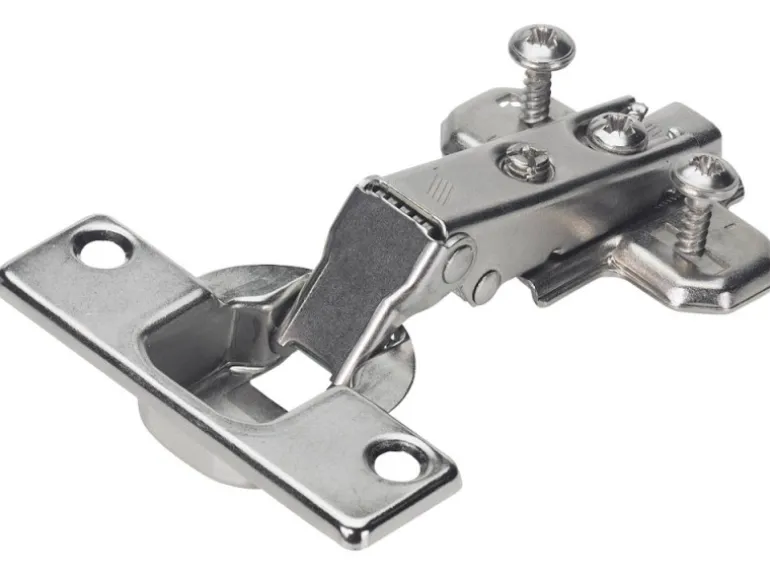 Hettich SlideOn Topfscharnier zum Aufschrauben vorliegend