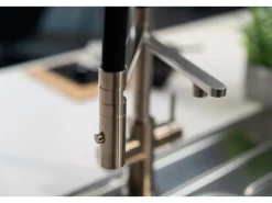 VIZIO 5 Wege Wasserhahn Küchenarmatur Edelstahl Massiv mit 360° Schwenkbarem Auslauf Abnehmbare 2 Strahl Handbrause Gebürstet   Schwarz