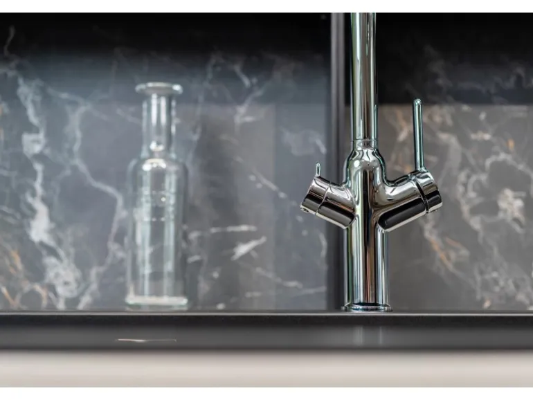 VIZIO 3 Wege Wasserhahn Küchenarmatur BOD mit 360° Schwenkbarem Auslauf Abnehmbare 2 Strahl Handbrause Verchromt Schwarz