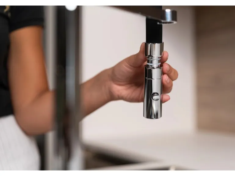 VIZIO 3 Wege Wasserhahn Küchenarmatur BOD mit 360° Schwenkbarem Auslauf Abnehmbare 2 Strahl Handbrause Verchromt Schwarz